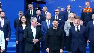 Zelensky tra Starmer e Macron, Meloni vicina a Erdogan. La foto di gruppo al vertice Cpe di Tirana