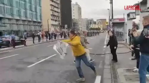 Protesta pro Pal al Giro d'Italia, manifestante si lancia tra i ciclisti che lo evitano per un soffio