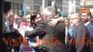L'abbraccio tra Elly Schlein e Landini nella Piazza contro l'odio a Milano
