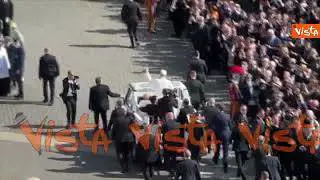 Giro in Papamobile di Leone XIV per salutare i fedeli prima della Messa di insediamento