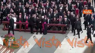 Zelensky a San Pietro per la Messa di insediamento di Papa Leone XIV, l'abbraccio con Meloni