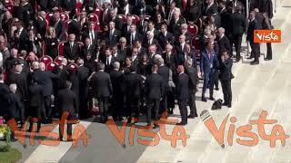 Jd Vance e la moglie seduti vicino a Mattarella alla Messa di insediamento di Papa Leone XIV