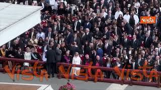 Zelensky e von der Leyen seduti vicini alla Messa di insediamento di Papa Leone XIV