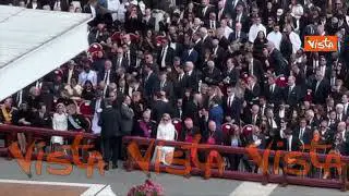 Zelensky e von der Leyen seduti vicini alla Messa di insediamento di Papa Leone XIV