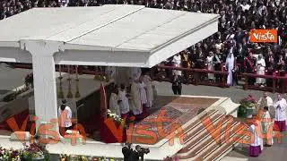 Papa Leone XIV commosso durante la consegna dell'Anello del Pescatore a Messa di inizio Pontificato