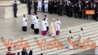 L'ingresso di Papa Leone XIV a San Pietro per la Messa di intronizzazione