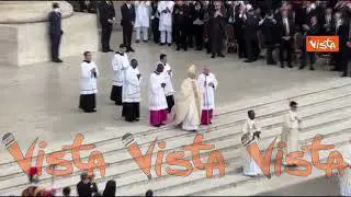 L'ingresso di Papa Leone XIV a San Pietro per la Messa di intronizzazione