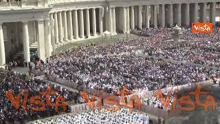 Messa di inizio del Pontificato di Papa Leone XIV, piazza San Pietro applaude al nuovo Pontefice