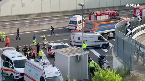 Pullman con alunni di elementare tampona un camion, morta una maestra