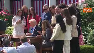 Trump firma la legge voluta da Melania contro il revenge porn nel Giardino delle Rose