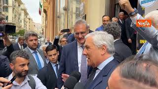 Tajani fa una foto con candidato sindaco a Genova Piciocchi: Sei troppo alto, portatemi uno sgabello