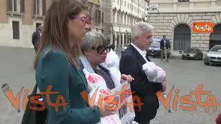 Finti cadaveri a Montecitorio per il flashmob contro guerra Gaza di Assopace e deputati Avs