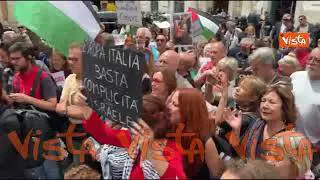 "Basta complicità con Israele", i cartelli al flashmob per Gaza a Montecitorio