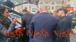 Funerali del pugile Nino Benvenuti, gli applausi all'uscita della bara