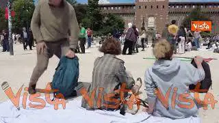 Lenzuola bianche davanti al Castello Sforzesco di Milano per la campagna '50.000 sudari per Gaza'