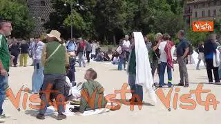 Il lenzuolo bianco fuori da Palazzo Marino a Milano per l'iniziativa 50 000 sudari per Gaza