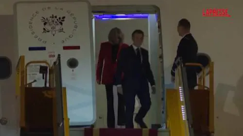 Macron schiaffeggiato dalla moglie Brigitte all'arrivo a Hanoi