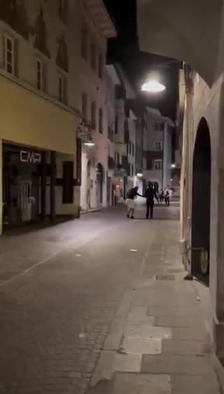 Violenza per le strade di Bolzano, straniero armato di machete: il video
