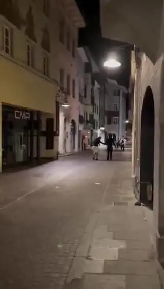 Violenza per le strade di Bolzano, straniero armato di machete: il video