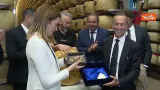 Metsola visita caseificio a Modena, in dono forma Parmigiano Reggiano con suo nome e stelle europee