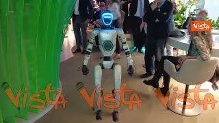 Il Robot di Deloitte, Solaria, saluta i giornalisti e racconta dove vorrebbe fare le vacanze