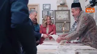 Meloni a Samarcanda, visita storica di piazza Registan. Giochi di luce illuminano le madrasse