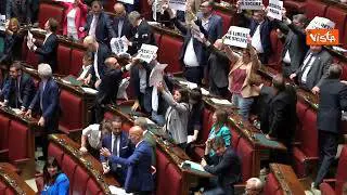 "La democrazia non si piega", è bagarre in Aula su Dl sicurezza, M5s espone cartelli dai banchi
