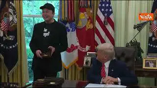Finiscono i 130 giorni del mandato di Elon Musk alla Casa Bianca, Trump gli dona una chiave d'oro