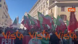 Manifestazione a Roma contro il dl Sicurezza, al corteo danze e suono di tamburi