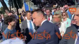 "Vai Giorgia", applausi per Meloni alla parata del 2 Giugno. Lei saluta il pubblico con la mano