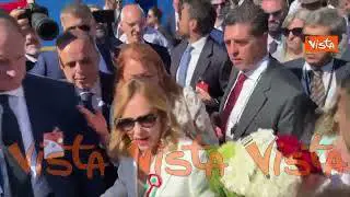 Per Meloni un mazzo di fiori tricolore al suo arrivo alla parata del 2 Giugno