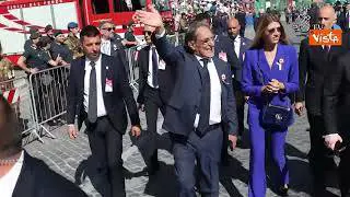 "Ciao Ignazio", la folla applaude La Russa all'arrivo ai Fori Imperiali, lui fa gesto della vittoria