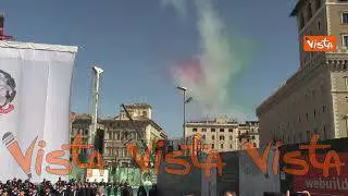 Festa della Repubblica, il passaggio delle Frecce Tricolori sull'Altare della Patria
