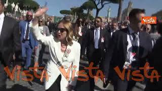 Festa 2 giugno, Meloni scherza con cronisti: "Camminate facendo il moonwalk come Michael Jackson"