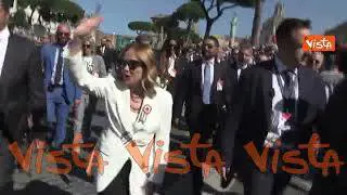 Festa 2 giugno, Meloni scherza con cronisti: "Camminate facendo il moonwalk come Michael Jackson"