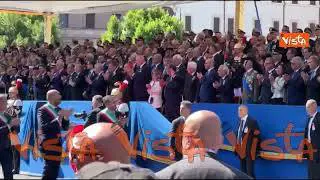2 Giugno, applausi al passaggio dei sindaci alla parata. Mattarella li saluta con la mano