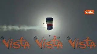 2 Giugno, i paracadutisti della "Folgore" atterrano alla parata con un tricolore gigante