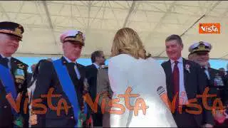 2 Giugno, Meloni arriva in tribuna d'onore e saluta le autorità. Tra gli altri, Tajani e Giorgetti