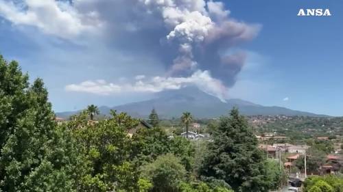 Etna, intensa attività vulcanica dal cratere di sud-est