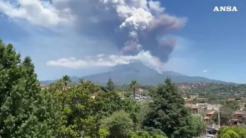 Etna, intensa attività vulcanica dal cratere di sud-est