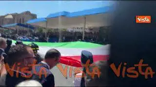 2 Giugno, gigantesca bandiera tricolore srotolata ai Fori Imperiali al termine della parata