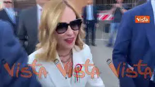 Il look di Meloni per le celebrazioni del 2 Giugno, scarpe da tennis (eleganti) e completo spezzato