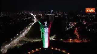 2 Giugno, il Monumento della Madre Patria a Kiev si illumina del tricolore per omaggiare l'Italia