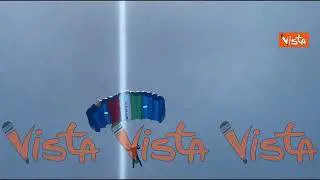 2 Giugno, i paracadutisti scendono su Via dei Fori Imperiali con un'enorme bandiera tricolore
