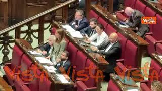 PNRR-Scuola, Protesta AVS in Aula con aeroplani di carta così i ricercatori lasceranno Italia