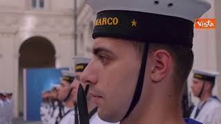 Meloni riceve Macron a Palazzo Chigi, sorrisi e baci sulle guance con il Presidente francese