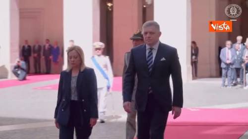 Meloni riceve Robert Fico, lui le dona un mazzo di fiori, poi gli onori militari