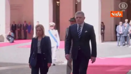 Meloni riceve Robert Fico, lui le dona un mazzo di fiori, poi gli onori militari