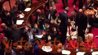 Decreto Sicurezza, Pd M5s e Avs in Aula si siedono in centro dell’Aula al Senato per protesta