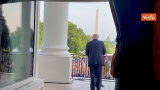 Trump si affaccia sul balcone Truman della Casa Bianca tra gli applausi, il dietro le quinte